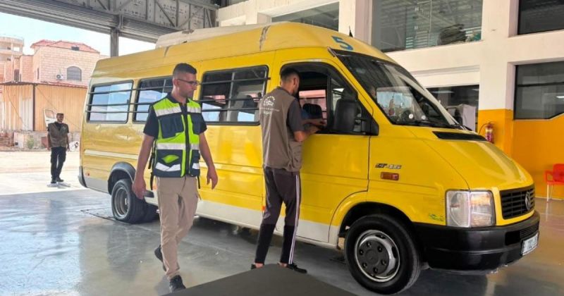 طواقم "النقل والمواصلات" تباشر فحص حافلات نقل الطلبة والأطفال في الضفة