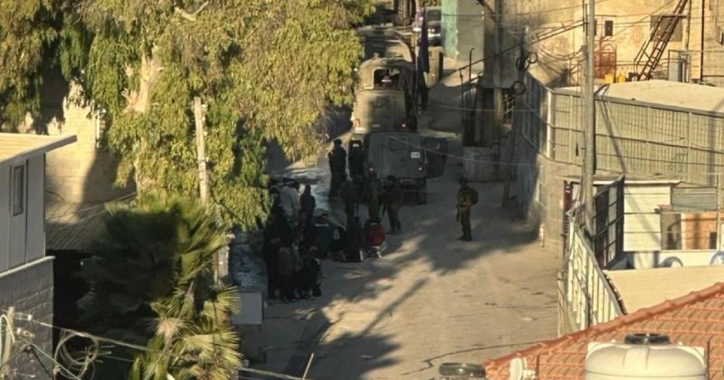 الجيش الإسرائيلي يقتحم إذنا غرب الخليل ويحتجز نحو 30 مواطنا