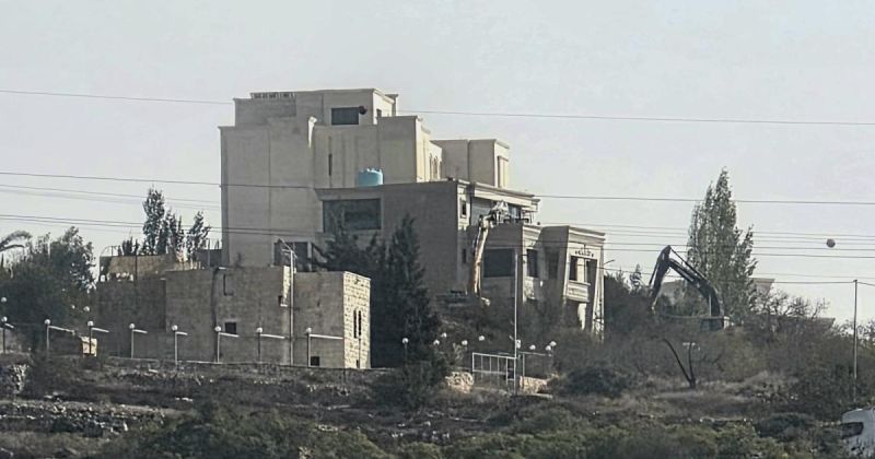 قوات الاحتلال تهدم عمارة سكنية في الخليل وتغلق مداخل المدينة ومخارجها