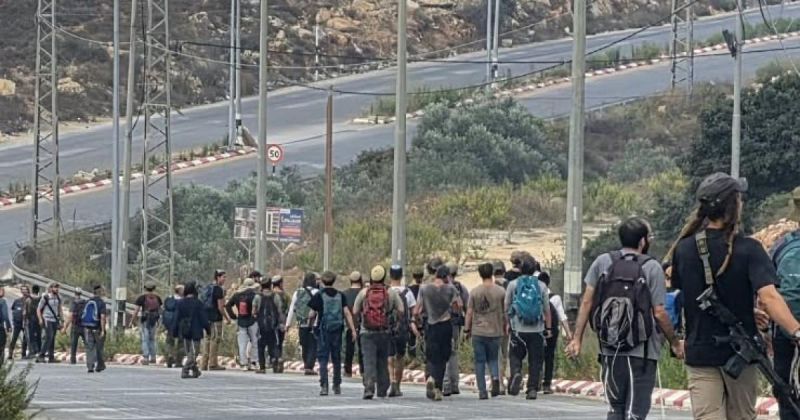 مستوطنون إرهابيون يقتحمون سردا وحي الريحان شمال رام الله