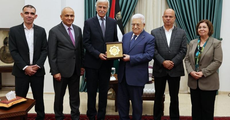 الرئيس عباس يكرم مروان عورتاني ويسلمه درع نجمة دولة فلسطين