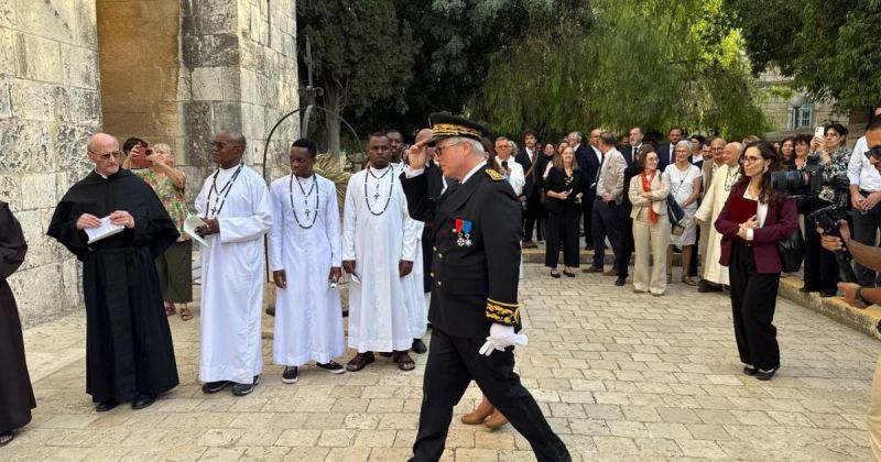 القنصل العام الفرنسي في القدس يزور كنيسة القيامة ويدخل رسميا كنيسة سانت آن