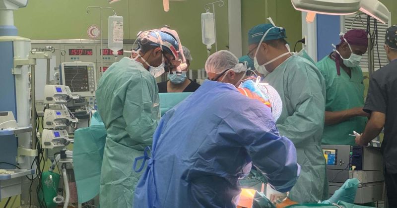 غزة: مستشفى القدس يستأنف عمليات القلب المفتوح ويستضيف وفدا أمريكيا متخصصا