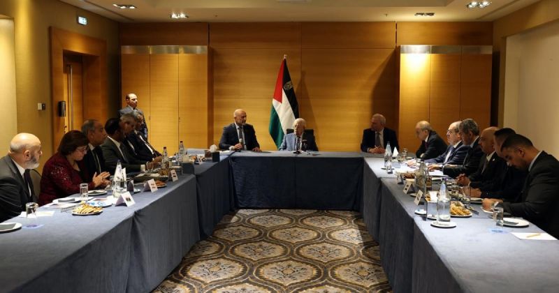 الرئيس عباس يلتقي السفراء العرب في العاصمة القبرصية نيقوسيا