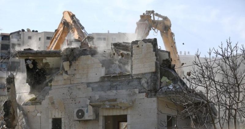 القدس: قوات الاحتلال تجبر مقدسيا على هدم منزله في بيت حنينا