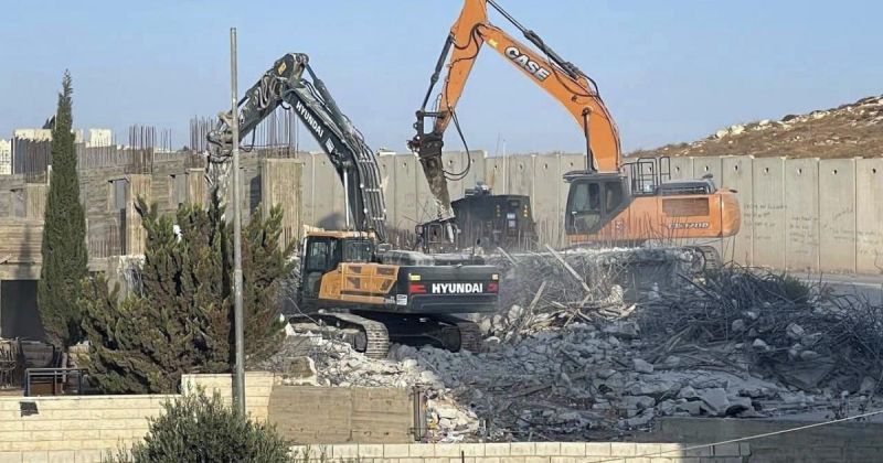 الاحتلال يهدم 3 منازل في بيت حنينا بالقدس