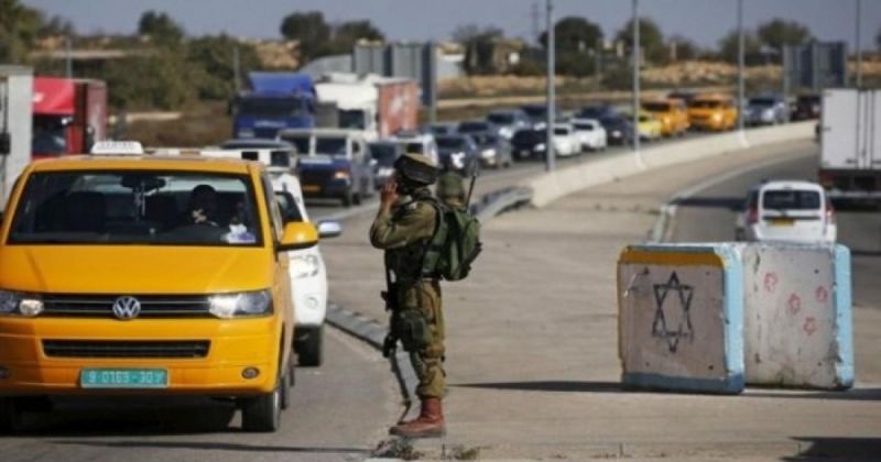 الاحتلال يحتجز عشرات المركبات ويعيق حركة المواطنين عند حاجز بيت اكسا