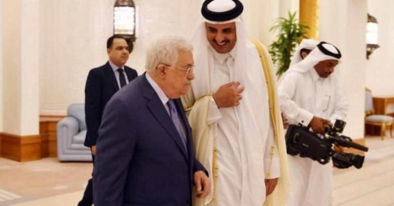 الرئيس عباس يصل قطر ويلتقي الأمير تميم