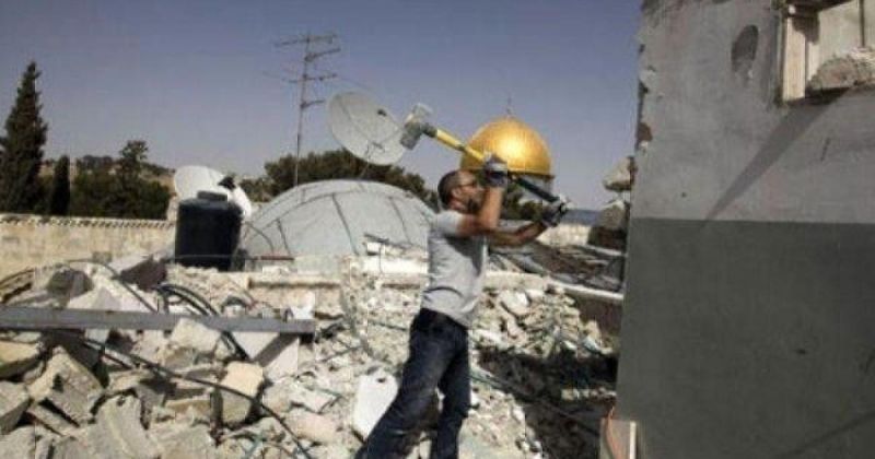 سلطات الاحتلال تُجبر مواطنا على هدم منزله في جبل المكبر