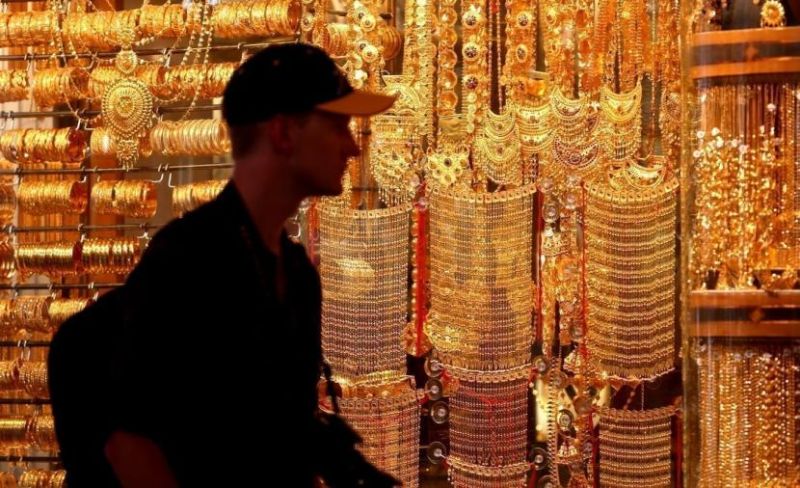 الذهب يهبط والنفط يواصل الارتفاع