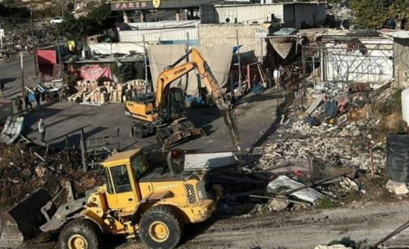 الاحتلال يهدم مصنعا لتشكيل الحديد ومنشآت صناعية بالخليل