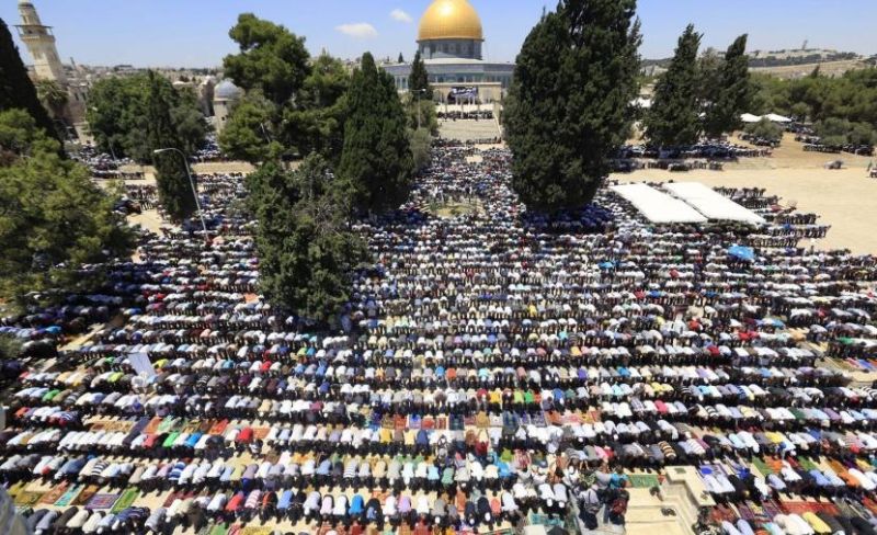 عشرات الآلاف يؤدون الجمعة في المسجد الأقصى