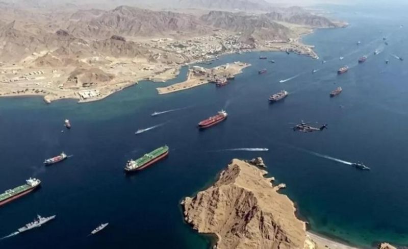 الإدارة الأمريكية ترفع الحصار البحري عن هرمز وتلوح بـ "القرار النهائي" ضد إيران