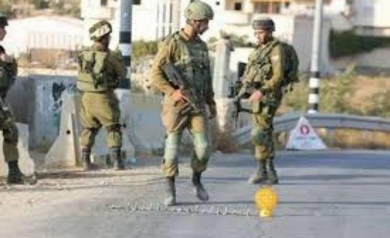 الاحتلال يغلق دوار البادية شرق جنين وينصب حاجزا عسكريا