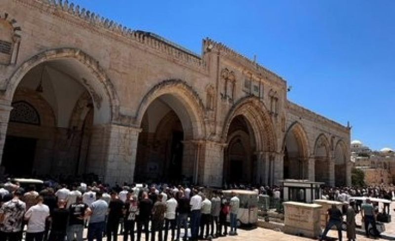 75 ألف مصلٍ يؤدون الجمعة في الأقصى وسط تشديدات إسرائيلية