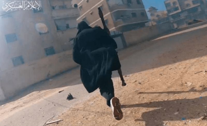 القسام تنشر مشاهد جديدة لـ"المقاتل الأنيق" من خانيونس