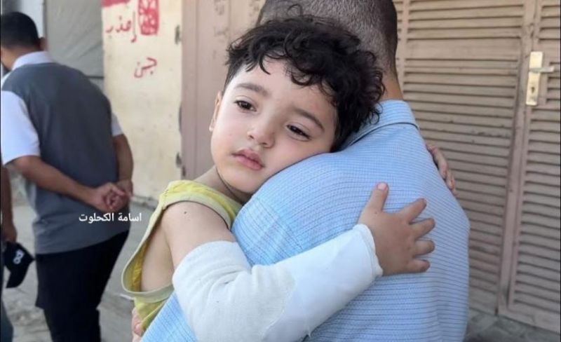 الطفل "سامي أبو قاسم" يستيقظ وحيداً في عالم أباد عائلته بدير البلح