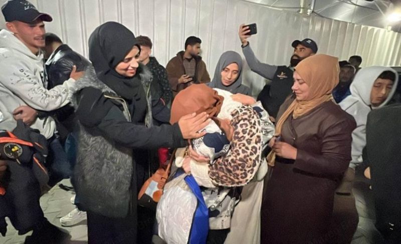 مركز حقوقي: الاحتلال يمنع مئات العالقين من العودة لغزة ويحوّل حقهم إلى "امتياز" مرهون بقراراته