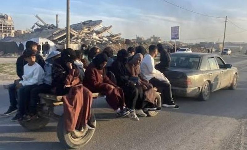 أزمة المواصلات بغزة.. طوابير انتظار على الأرصفة يحرقها لهيب الصيف