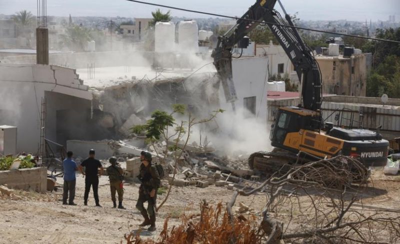الاحتلال يهدم شققاً ومنشآت ويهدد 10 منازل لشق طريق استيطاني في جنين والخليل