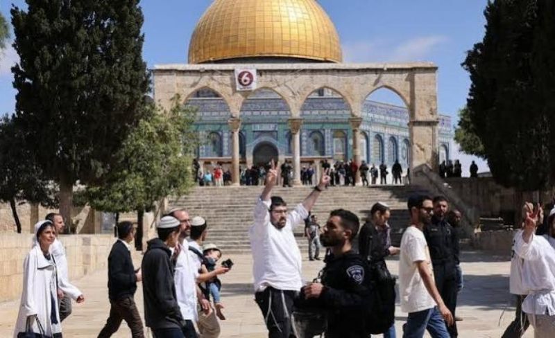 مستوطنون يؤدون انبطاحًا جماعيًا قرب قبة الصخرة