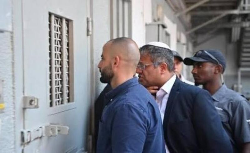 "بن غفير" يقتحم زنازين الأسيرات ويتفاخر بحرمانهنّ من حقوقهن