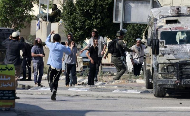 المستوطنون يصعدون هجماتهم بالضفة ويستبيحون المسجد الأقصى