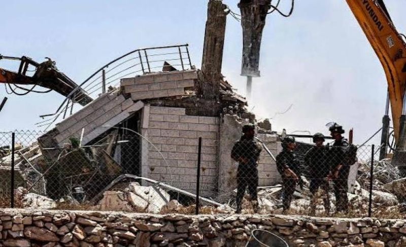 الاحتلال يهدم منزلين بالخليل ويخطر بهدم منازل في القدس
