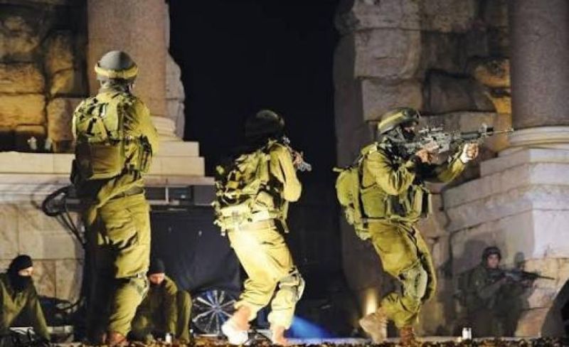 الاحتلال يعتقل 13 مواطنًا بالضفة بينهم محررون