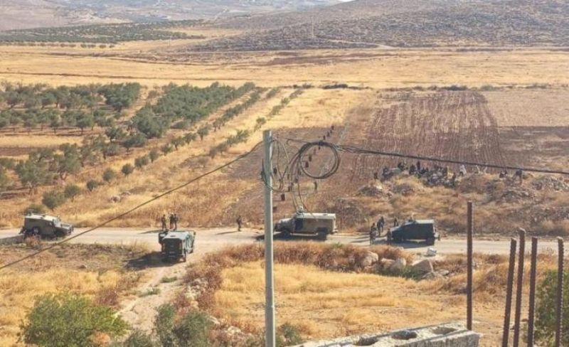 مستوطنون يهاجمون المواطنين في سهل المغير وإصابات بالاختناق