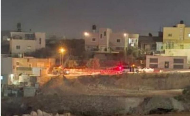 الاحتلال يقتحم قرية الكرمل شرق يطا ويصادر صهريجي مياه