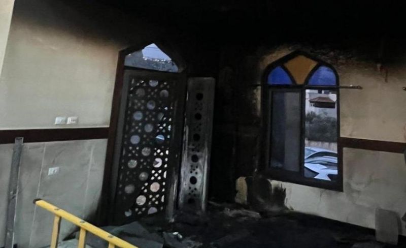 مستعمرون يحاولون إحراق مسجد في بزاريا ويخطون شعارات عنصرية على جدرانه