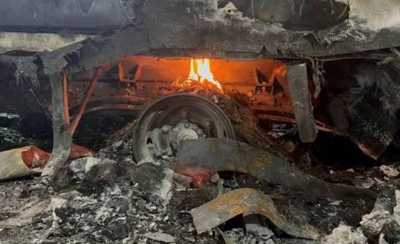 ميتوطنون يحرقون أراضي برام الله وغرفة زراعية بالخليل