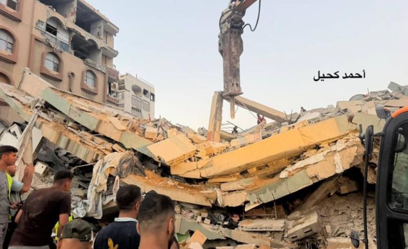 9 شهداء وعشرات المفقودين إثر انهيار بناية تعرضت للقصف سابقا غرب غزة