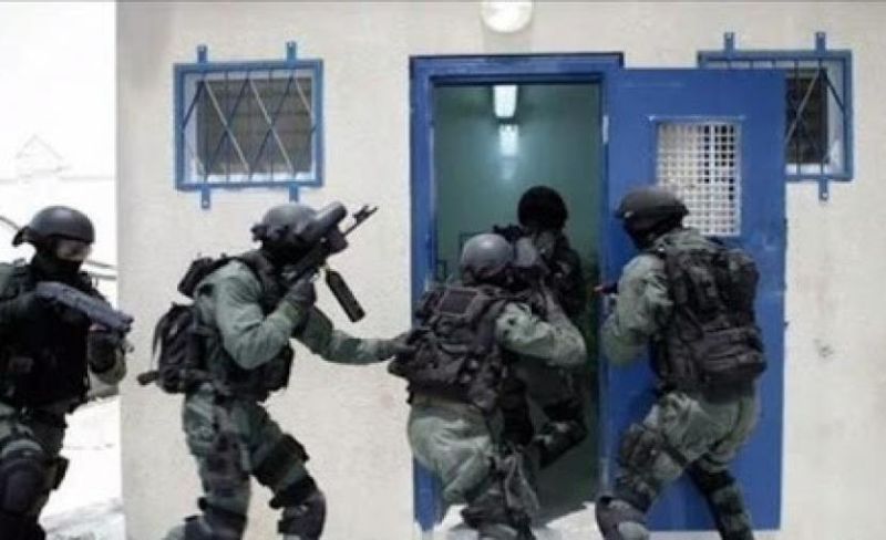 وحدات القمع تقتحم أقسام سجن جانوت وتُصيب أسيرين فلسطينيين