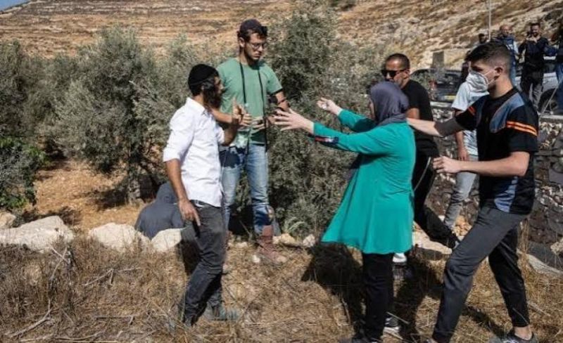 حماس: هجمات المستوطنين على المدارس والمزارع في الضفة إرهاب منظم يتطلب تحركاً عاجلا