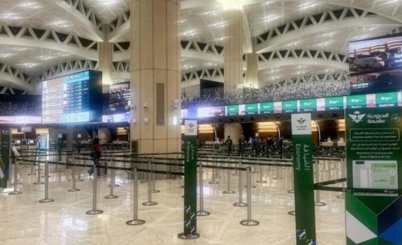 السعودية تمدد إغلاق مطار الرياض حتى السبت