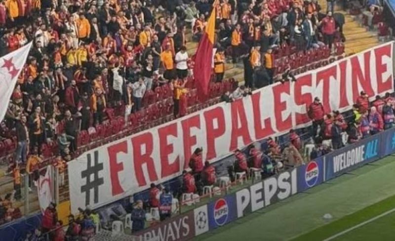 "فلسطين حرة" تهز مدرجات غلطة سراي أمام برشلونة