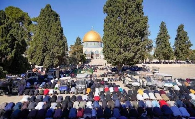 عشرات الآلاف يؤدون صلاة الجمعة في المسجد الأقصى
