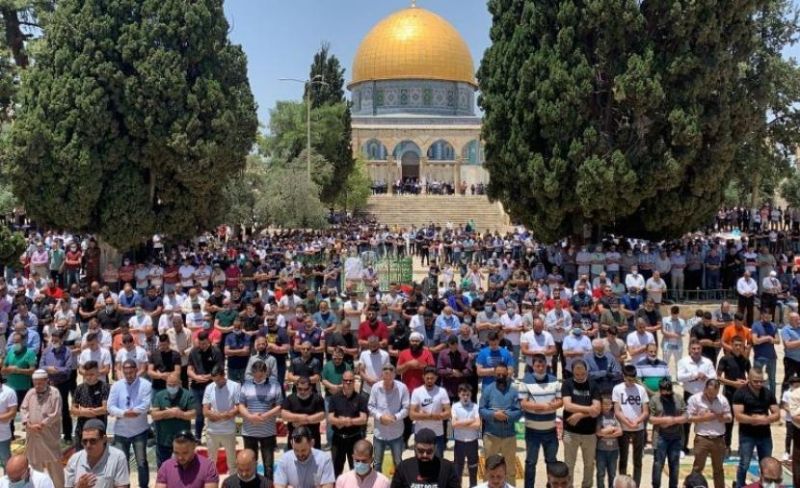 آلاف المصلين يؤدون صلاة الجمعة في الأقصى وسط تشديدات الاحتلال