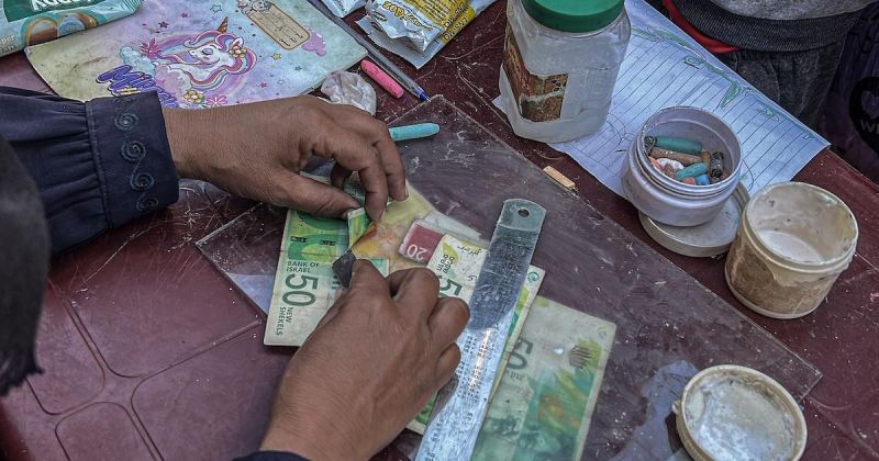 شرطة غزة تلزم التجار بالتعامل بالعملات الورقية الصالحة وتحذر المخالفين
