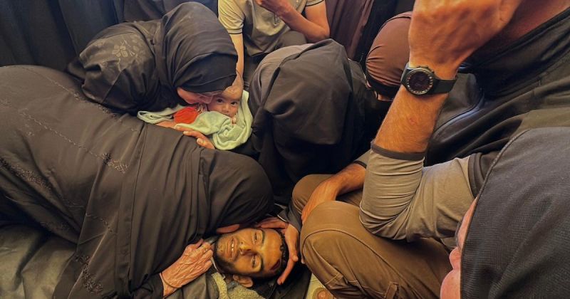 يُشيَّع جثمان الشهيد أحمد عبد السلام أبو شاب، الذي ارتقى في غارة جوية إسرائيلية قرب دوار بني سهيلا في خان يونس
