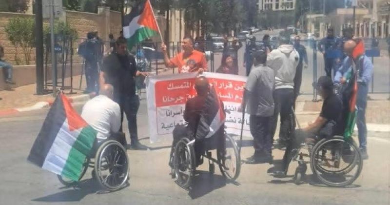 من “الاستحقاق النضالي” إلى “معيار الاحتياج”: جرحى وأسرى يواصلون اعتصامهم أمام الحكومة في رام الله رفضًا لتحويل رواتبهم إلى “تمكين”