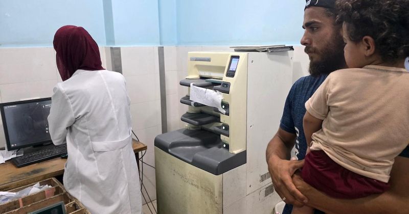 في ناصر الطبي… أطباء يعالجون الجرحى بعينٍ سريرية بعد أن تعطلت عين التشخيص