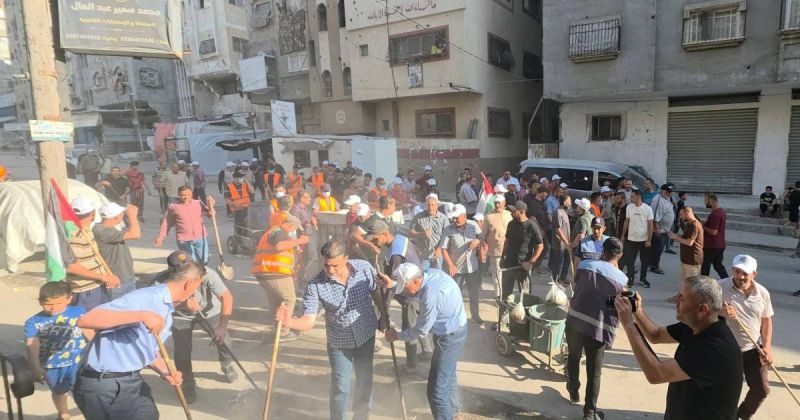 تحت شعار ابدأ بنفسك: دائرة شؤون اللاجئين بالمنظمة واللجنة الشعبية بمخيم الشاطئ تنظمان حملة تطوعية واسعة لتنظيف وإعادة تأهيل شوارع وأزقة مخيم الشاطئ
