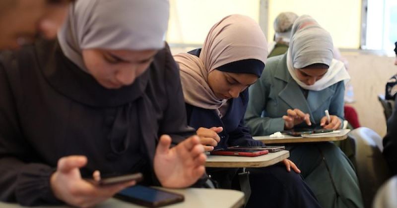التوجيهي من داخل الخيام والمقاهي: طلبة غزة يخوضون امتحان المستقبل عبر الإنترنت وسط الركام وانقطاع الكهرباء