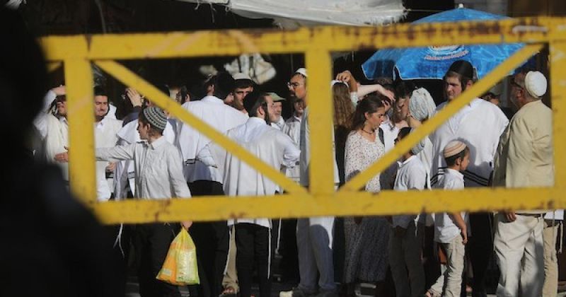 مستوطنون يقتحمون البلدة القديمة في الخليل تحت حماية الجيش الإسرائيلي