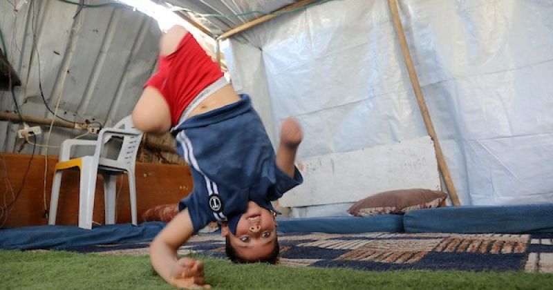 طفل مبتور الأطراف يحاول استعادة طفولته داخل خيمة نزوح في جباليا
