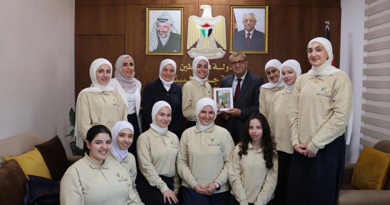 سمحان يطلع على مبادرة بيئية لطالبات مدرسة "طلائع الأمل" لتحويل "عشبة الوادي" إلى منتجات صديقة للبيئة