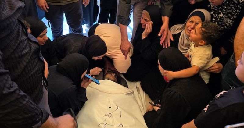 وداع جثماني حسين القدرة ومحمد عبد الجواد الفرا خلال جنازتهما في خان يونس